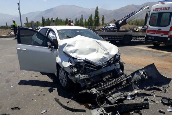 Minibüs ile otomobil çarpıştı: 12 yaralı