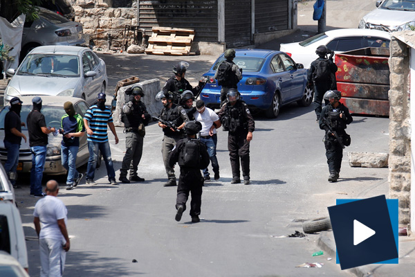 İsrail, Filistinlileri böyle gözaltına aldı!