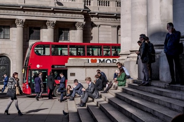 İngiltere'de kamu borcu beklentiyi aştı