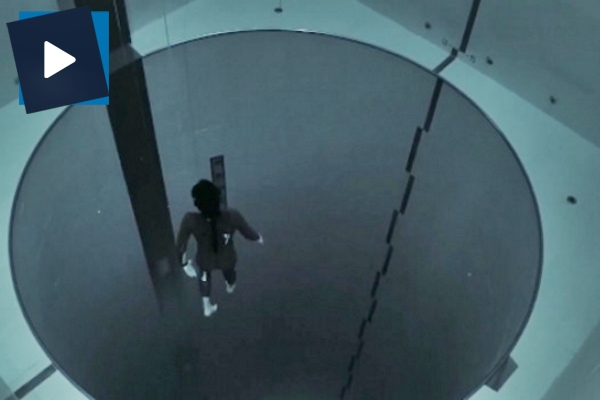 Dünyanın en derin havuzuna tüp kullanmadan daldı