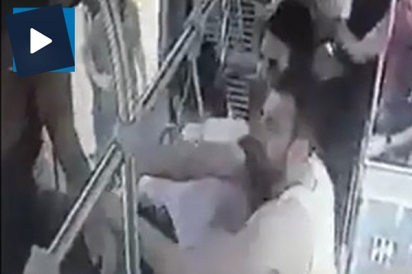 Otobüsün önünü kesip askerleri bayıltana kadar dövdüler