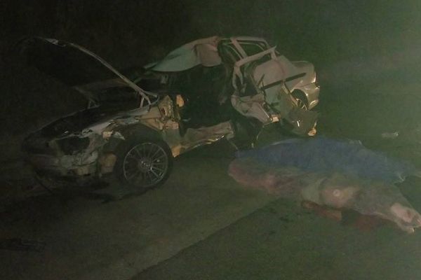 Otomobil traktör römorkuna çarptı: 2 ölü