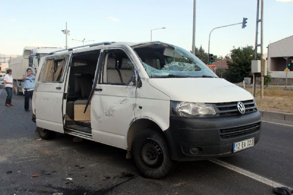 Minibüs ile kamyonet çarpıştı: 5 yaralı