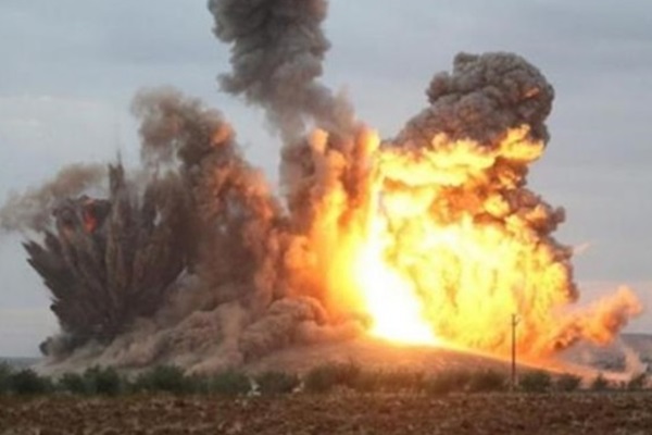 Esad IŞİD'i Rakka'da vurdu