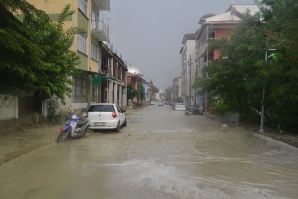 Sokaklar göle döndü