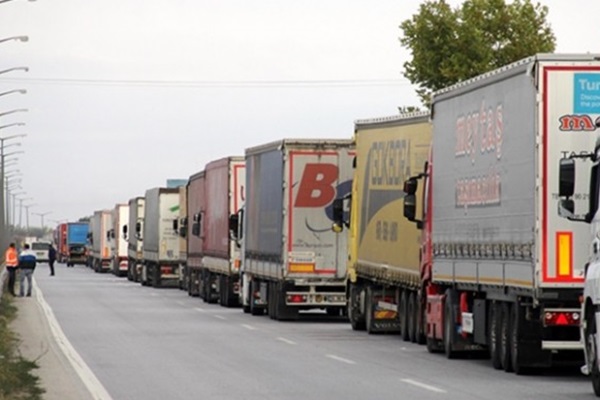 Kapıkule'de 8 kilometrelik TIR kuyruğu