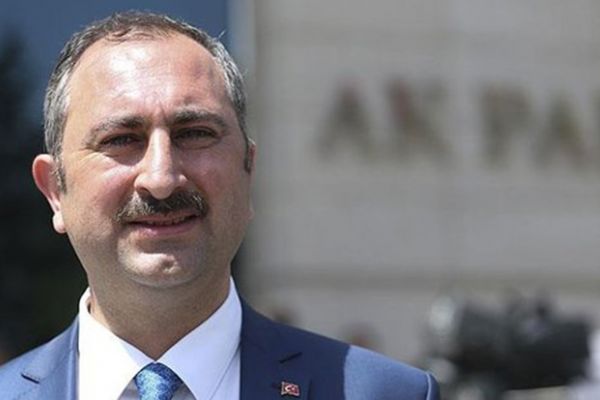 'Hero' tişörtü giyenler fare deliğinden çıktı