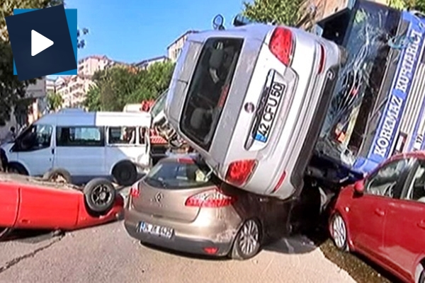 Araç taşıyan tırın freni patlayınca ortalık savaş alanına döndü