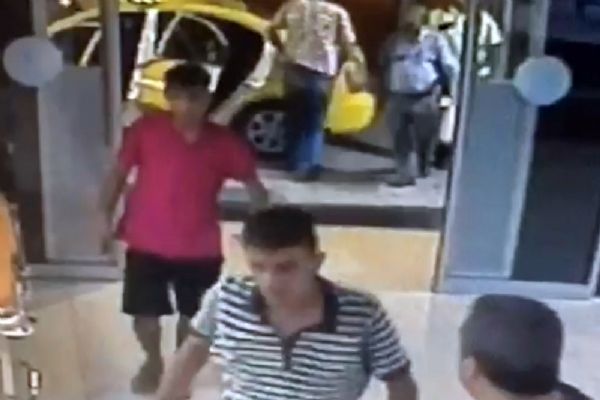 Bıçaklandıktan sonra hastaneye yürüyerek giren genç öldü