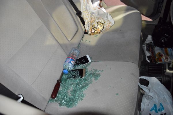 Camı kırıp 20 bin liralık ziynet eşyası çaldılar