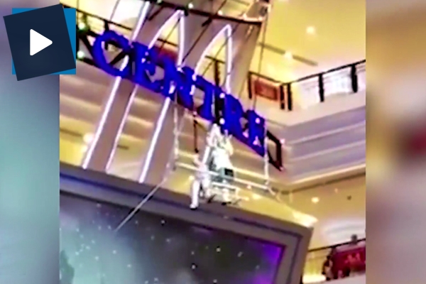 Akrobat metrelerce yüksekten aşağıya düştü