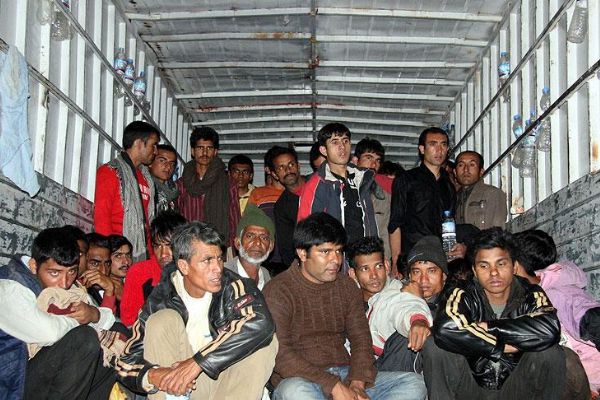 Kamyon kasasında 8 kişinin cesedi bulundu