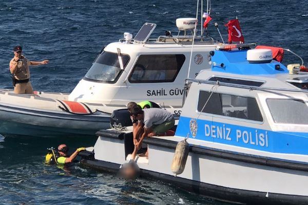 İskeleden denize düşüp boğuldu