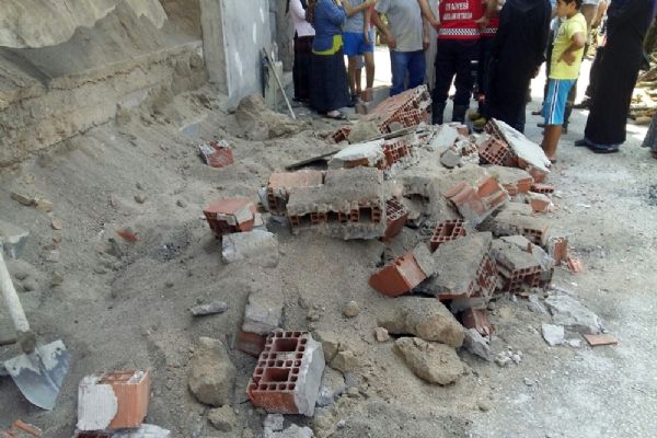 Oyun oynayan çocukların üzerine duvar yıkıldı: 4 yaralı