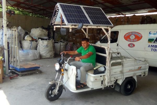 Atık kağıt toplayıcısından çevreci bisiklet