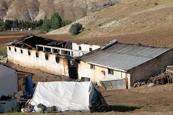 83 Koyun yanarak telef oldu