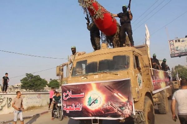 El Kassam Tugaylarından askeri geçit töreni