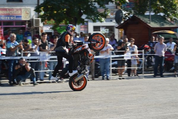 Motosiklet tutkunları şov yaptı