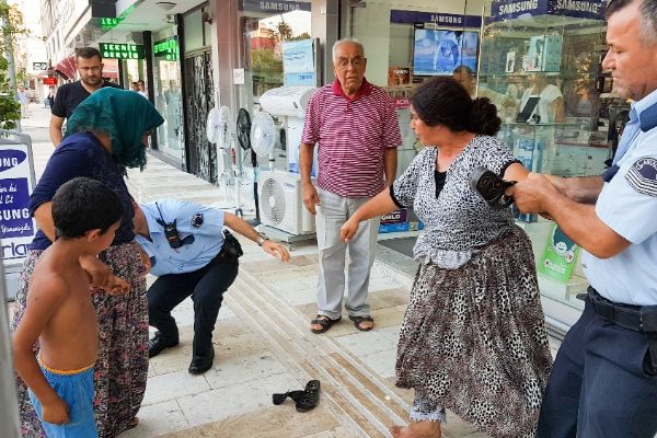 Dilenci iki kadın ortalığı birbirine kattı