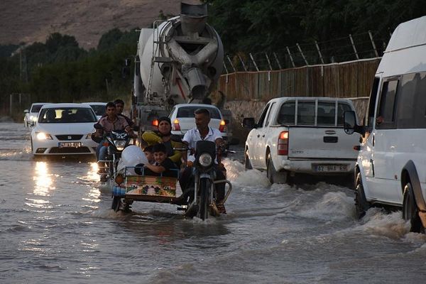Mardin'de su şebekesi patladı