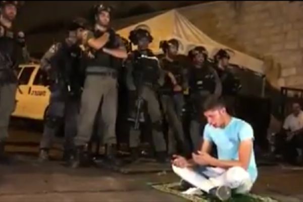 İsrail askerleri önünde seccadesine oturdu ve dua etti