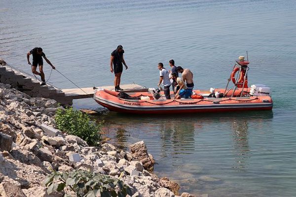 Gölde mahsur kalan 3 kişi polis yardımıyla kurtarıldı