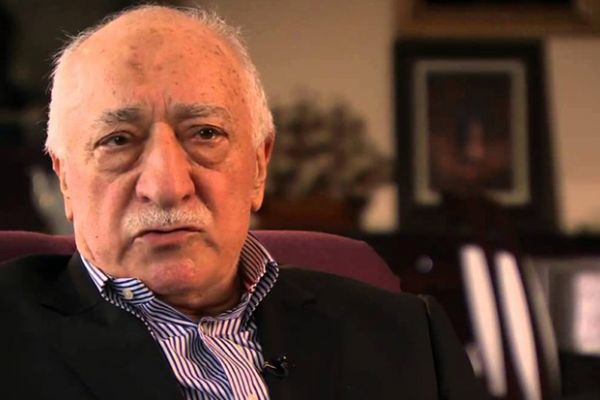 Gülen seccadeye ayakkabılarıyla bastı çünkü...