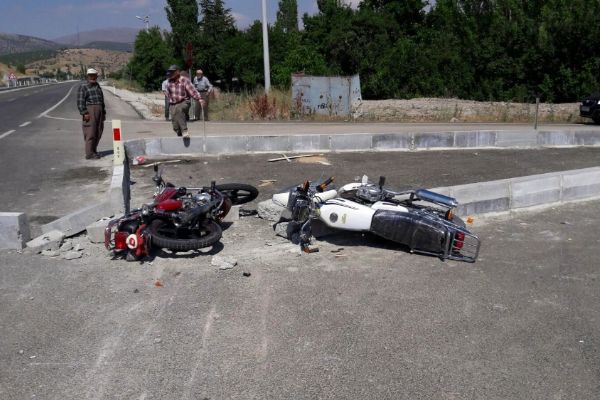 Motosikletler birbirine girdi: 1 ölü, 2 yaralı