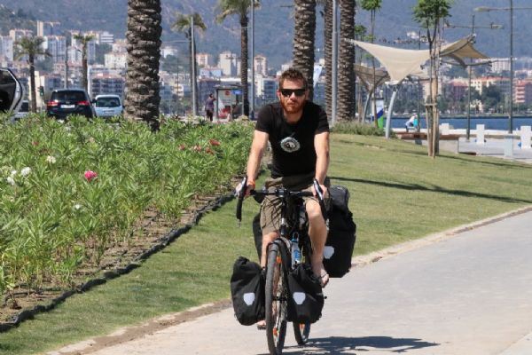 Hollanda'dan bisikletle İzmir'e geldi