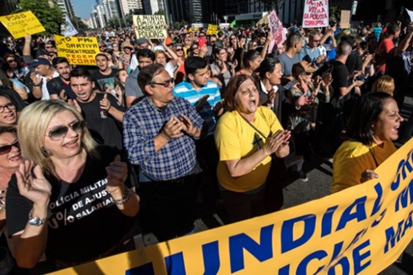 Brezilya'da polis yakınlarından protesto