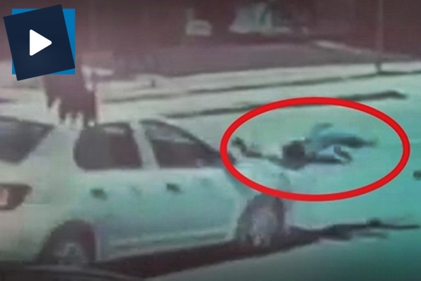 Arabanın çarptığı çocuk metrelerce savruldu!