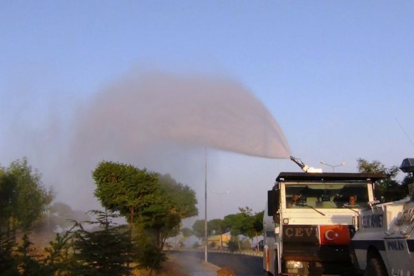 TOMA bu kez kuruyan ağaçlara su sıktı