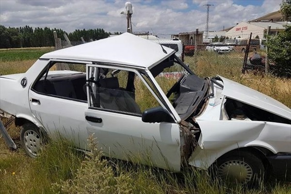 Askeri araç ile otomobil çarpıştı: 1 ölü, 4 yaralı