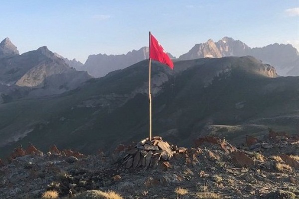 9 PKK'lı öldürüldü, tepeye Türk bayrağı dikildi