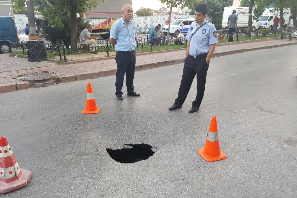 Fatih'te doğalgaz hattı geçen yol çöktü