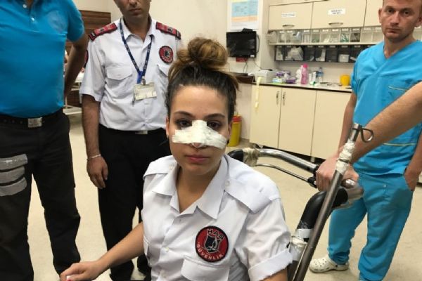 Su şişesi ile kadın güvenliğin burnunu kırdı