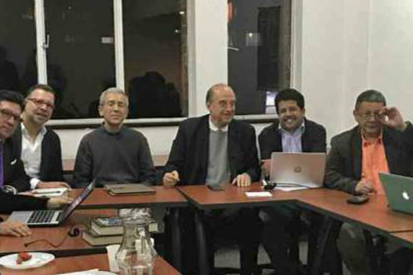 FARC liderleri ve eski paramiliterler yan yana!