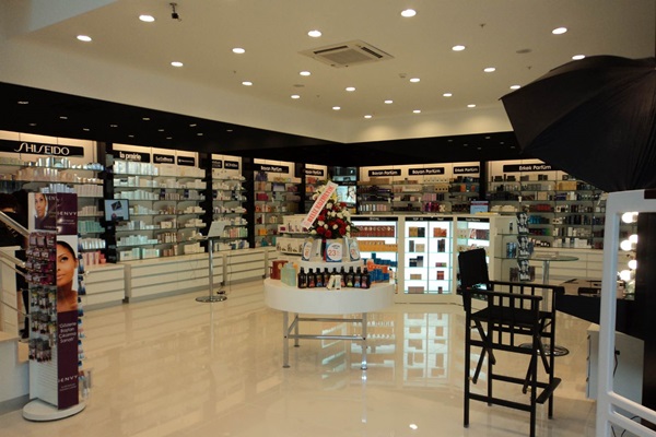 Kozmetik devi mağazalarını bir bir kapatıyor