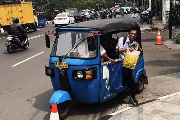 Endonezya’da trafiğe üç tekerlekli çözüm
