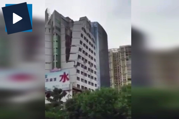 Kalitesiz bina ikiye ayrıldı!