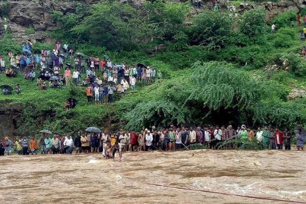 Hindistan'ın batısını sel vurdu!