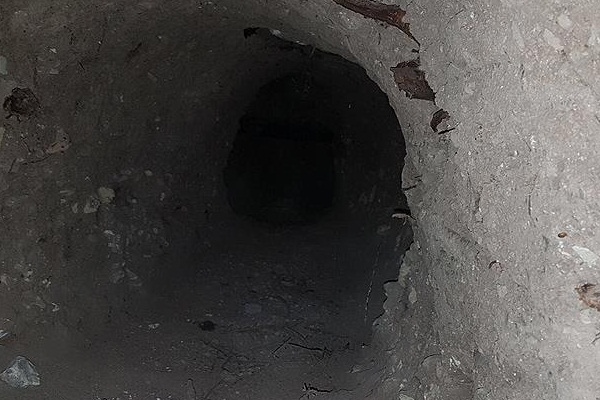 Mezarlıkta Suriye sınırına kadar uzanan tünel bulundu