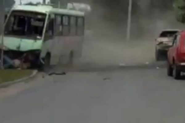 Feci kaza: 2 sürücü de camdan fırladı