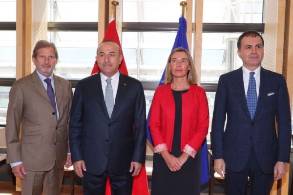 Bakan Çavuşoğlu, AB'li yetkililerle bir araya geldi