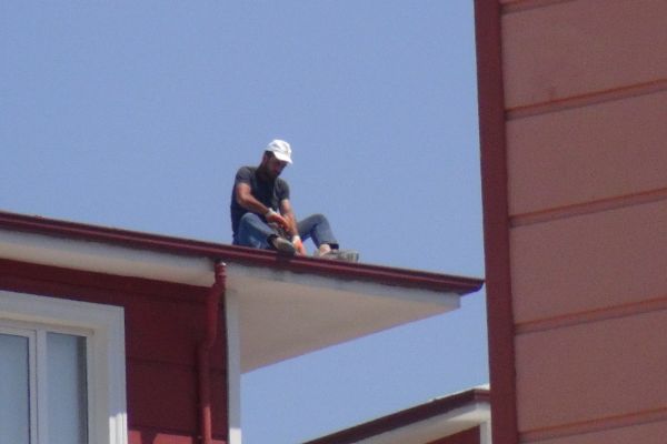 Çatıda ölüme meydan okudular