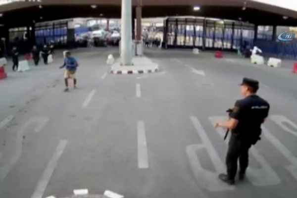 İspanya'da bıçaklı adam polise saldırdı