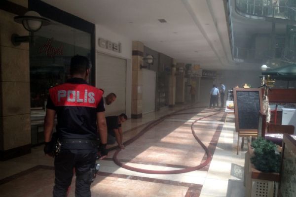 Başkent'te AVM'de yangın paniği