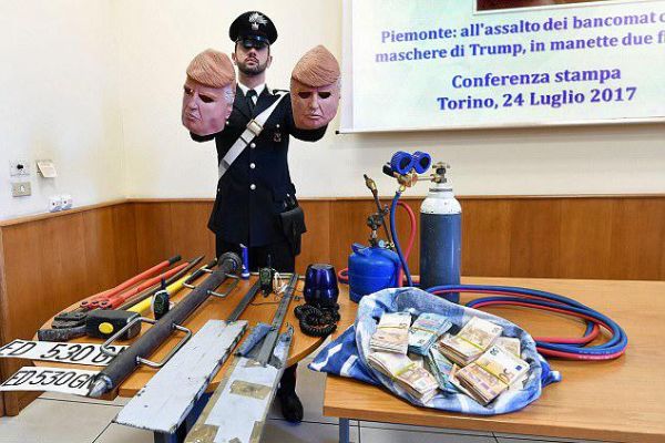 'Trump' maskesi ile soygun yaptılar