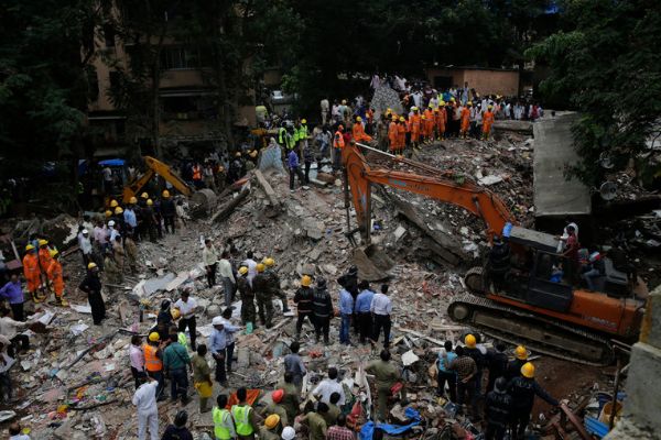 Hindistan'da 5 katlı bina çöktü!