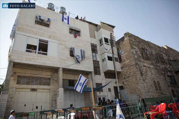 Yahudi yerleşimciler Filistinlilere ait bir binaya el koydu